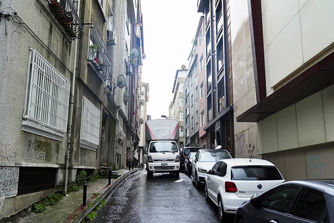 Kaldırımlar tamamen istila edildi: İstanbul'da her 6 araca 1 park yeri düşüyor 28